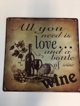 Metalen schild met passende tekst: Love ...bottle of wine